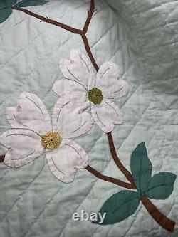 Antique Vintage Handmade Dogwood Appliqué flowers Handmade Quilt 85X74.5