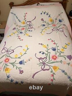 BEAUTIFUL 1940's Well Quilted Vintage Floral Bouquet Applique Queen Quilt