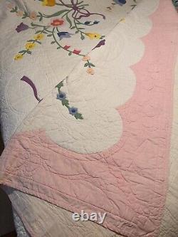 BEAUTIFUL 1940's Well Quilted Vintage Floral Bouquet Applique Queen Quilt