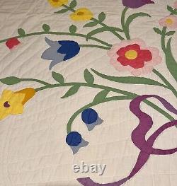 BEAUTIFUL 1940's Well Quilted Vintage Floral Bouquet Applique Queen Quilt