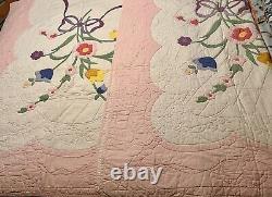 BEAUTIFUL 1940's Well Quilted Vintage Floral Bouquet Applique Queen Quilt