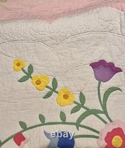 BEAUTIFUL 1940's Well Quilted Vintage Floral Bouquet Applique Queen Quilt