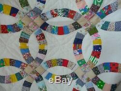 Beautiful VINTAGE Handmade DOUBLE WEDDING RING/BAND QUILT 96x102 Scalloped edge
