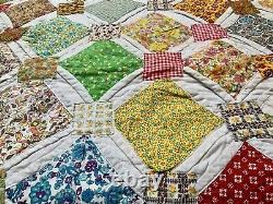 Beautiful Vintage 1980s Large Cathedral Window Pattern Coverlet Quilt 90x68