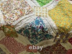 Beautiful Vintage 1980s Large Cathedral Window Pattern Coverlet Quilt 90x68