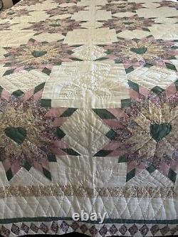 Beautiful Vintage Pieced & Quilted Handmade Quilt 90 x 102