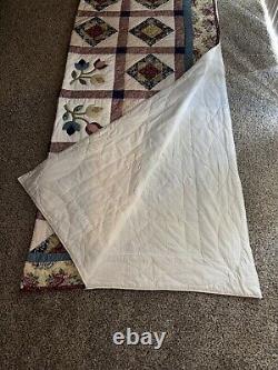 GORGEOUS VINTAGE HAND MADE PATCHWORK TULIP QUILT 90x95