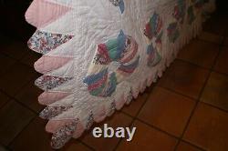 GORGEOUS VINTAGE QUILT hand stitched ROUND MEDALLIONS SCALLOPED EDGES 82 X82
