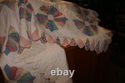 GORGEOUS VINTAGE QUILT hand stitched ROUND MEDALLIONS SCALLOPED EDGES 82 X82