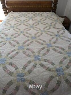 Lovely Vintage Homemade Double Wedding Ring Quilt 8694