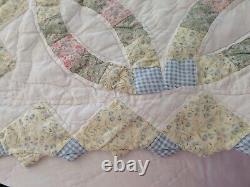 Lovely Vintage Homemade Double Wedding Ring Quilt 8694