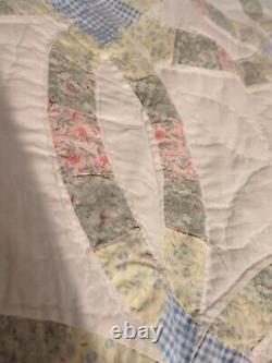 Lovely Vintage Homemade Double Wedding Ring Quilt 8694