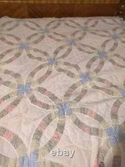 Lovely Vintage Homemade Double Wedding Ring Quilt 8694