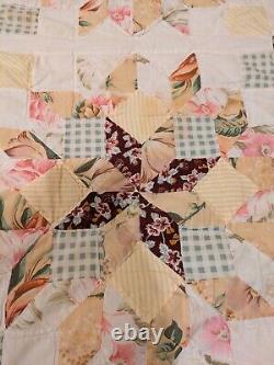 Stunning Vintage Handmade Star Pattern Quilt 8694