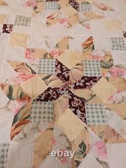 Stunning Vintage Handmade Star Pattern Quilt 8694