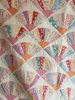 VINTAGE 1960s FAN PATTERN QUILT HAND QUILTED GRANDMA 91x81 PLEASE READ