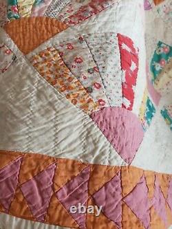 VINTAGE 1960s FAN PATTERN QUILT HAND QUILTED GRANDMA 91x81 PLEASE READ