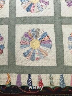 VINTAGE HANDMADE DRESDEN PLATE QUILT Scalloped BORDER HAND QUILTING Twin Size