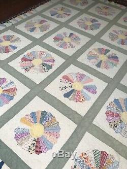 VINTAGE HANDMADE DRESDEN PLATE QUILT Scalloped BORDER HAND QUILTING Twin Size