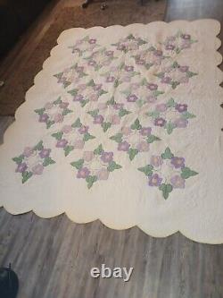 VINTAGE HANDMADE HAND QUILTED HOMEMADE APPLIQUE FLORAL QUILT Lavender Yellow