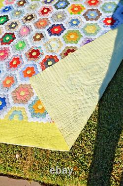 VINTAGE QUILT GRANDMOTHER'S FLOWER GARDEN QUILT TIED 106 x 86