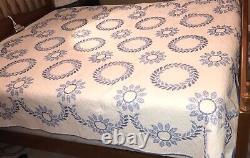 VTG FULL QUEEN Hand Quilted Cross Stitch Quilt Blue & White Daisy Wreath 80x92