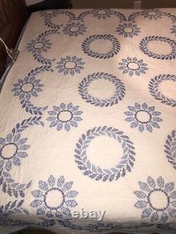 VTG FULL QUEEN Hand Quilted Cross Stitch Quilt Blue & White Daisy Wreath 80x92