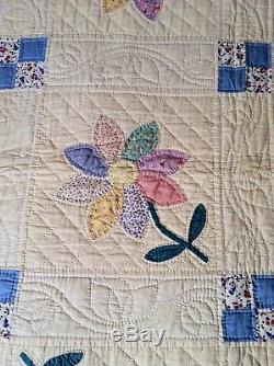 Vintage Age Unknown Old Daisy Flower Handmade Twin Size Quilt NICE ONE