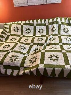 Vintage Amish Made Hand Sewn Dahlia Quilt Green White 91x103