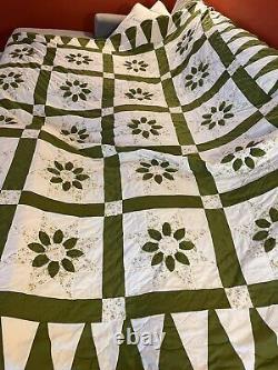 Vintage Amish Made Hand Sewn Dahlia Quilt Green White 91x103