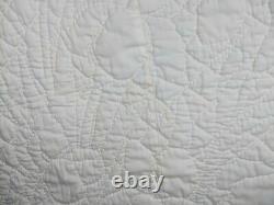 Vintage Cotton Handmade Hand Quilted Flower Applique Quilt Scalloped Edge 73x88