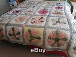 Vintage Hand Made Hand Sewn Dresden Plate Quilt 82 x 96