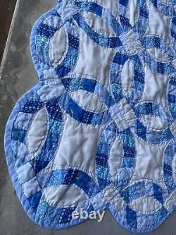 Vintage Handmade Blue Wedding Ring Quilt Scalloped Edge Floral 89x80