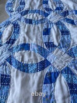 Vintage Handmade Blue Wedding Ring Quilt Scalloped Edge Floral 89x80