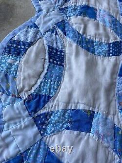 Vintage Handmade Blue Wedding Ring Quilt Scalloped Edge Floral 89x80