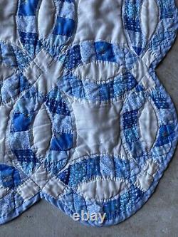 Vintage Handmade Blue Wedding Ring Quilt Scalloped Edge Floral 89x80