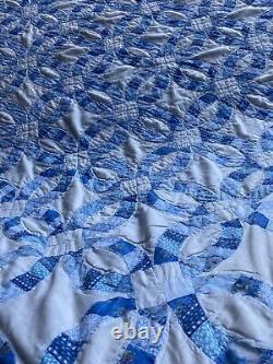 Vintage Handmade Blue Wedding Ring Quilt Scalloped Edge Floral 89x80