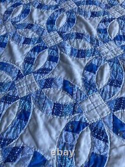 Vintage Handmade Blue Wedding Ring Quilt Scalloped Edge Floral 89x80