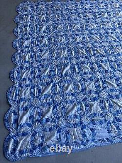 Vintage Handmade Blue Wedding Ring Quilt Scalloped Edge Floral 89x80