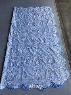 Vintage Handmade Blue Wedding Ring Quilt Scalloped Edge Floral 89x80