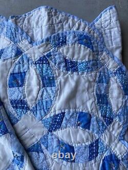 Vintage Handmade Blue Wedding Ring Quilt Scalloped Edge Floral 89x80