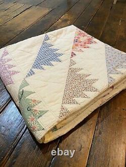 Vintage Handmade Delectable Mountains Quilt