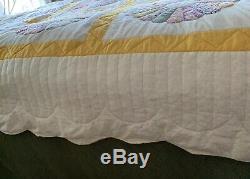 Vintage Handmade Hand Stitched FeedSack Dresden Plate Scalloped Boarder Quilt