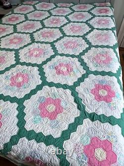 Vintage Handmade Hexagonal Pieced Patchwork Quilt A524