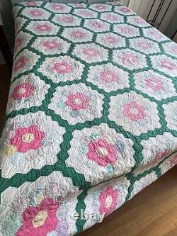 Vintage Handmade Hexagonal Pieced Patchwork Quilt A524