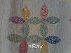 Vintage Handmade Pastel Petal Flower Patchwork Quilt Scalloped Border 76 x 76