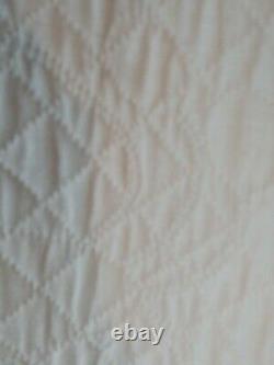 Vintage Handmade Patchwork Applique Quilt Creme color design 90x76