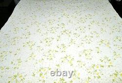Vintage Handmade Quilted White Yellow Green Daisy Flowers Quilt 80x79