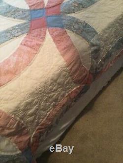 Vintage Handmade Wedding Ring Quilt White, Pink And Blue Measures 101x84