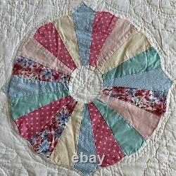 Vintage Quilt Spin Wheel Patchwork Design Pastel Color Scalloped Edge